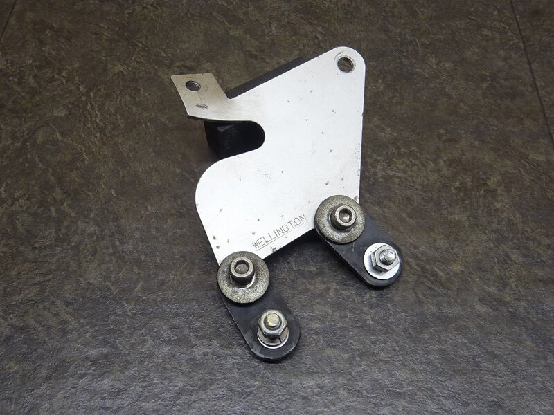【251127】SR400(1JR-272)◆ メインキー移設ステー キーシリンダー移設 ウェリントン WELLINGTON WM 曲がり有 【検:SR500 1JN 2J2 2H6 | 中古バイクパーツ通販・買取　ジャンクヤード鳥取　JunkYard