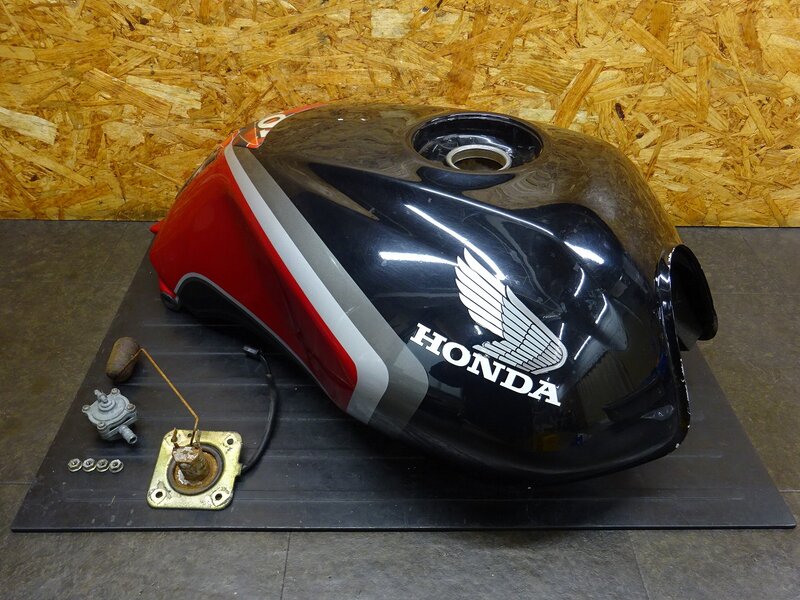 【260306】CB400SF Vtec2(NC39-1044)◆ 燃料タンク ガソリンタンク フューエルタンク 中錆大!! 凹み有 ジャンク!! 【SPEC2 スペック2 | 中古バイクパーツ通販・買取　ジャンクヤード鳥取　JunkYard