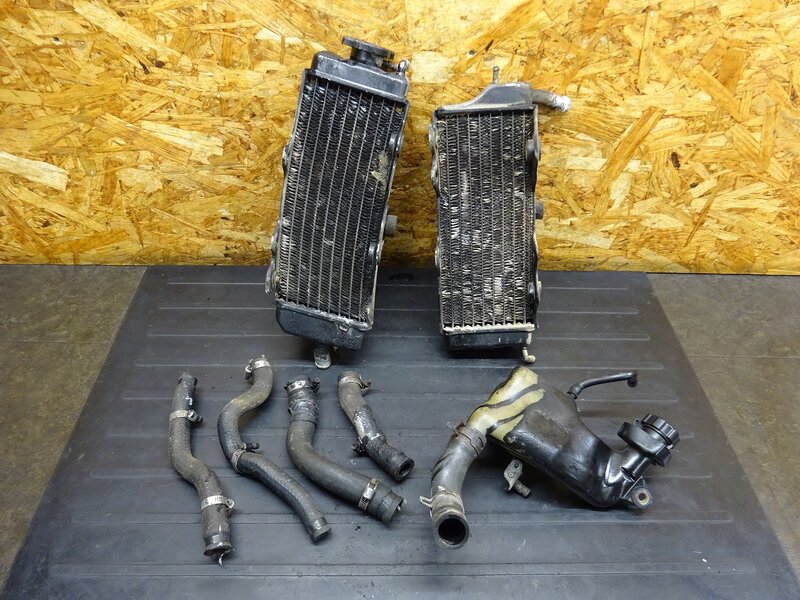 【260314】CRM250AR(MD32-1000)◆ ラジエーターセット ラジエーターコア リザーブタンク 変形有 ジャンク!! 【検索：CRM250R MD24 | 中古バイクパーツ通販・買取　ジャンクヤード鳥取　JunkYard