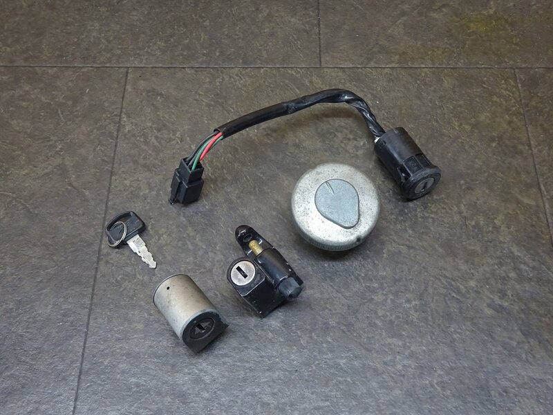 【250502】スーパーカブ90カスタム(HA02-2143)◆ キーセット メインキー イグニッションキー タンクキャップ ハンドルロック 【12V セル付 | 中古バイクパーツ通販・買取　ジャンクヤード鳥取　JunkYard