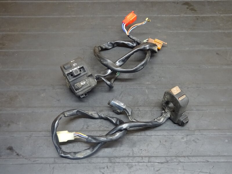 【250518】FTR223(MC34-1110)■ ハンドルスイッチ左右セット スイッチボックス 回り止めピン無し | 中古バイクパーツ通販・買取　ジャンクヤード鳥取　JunkYard