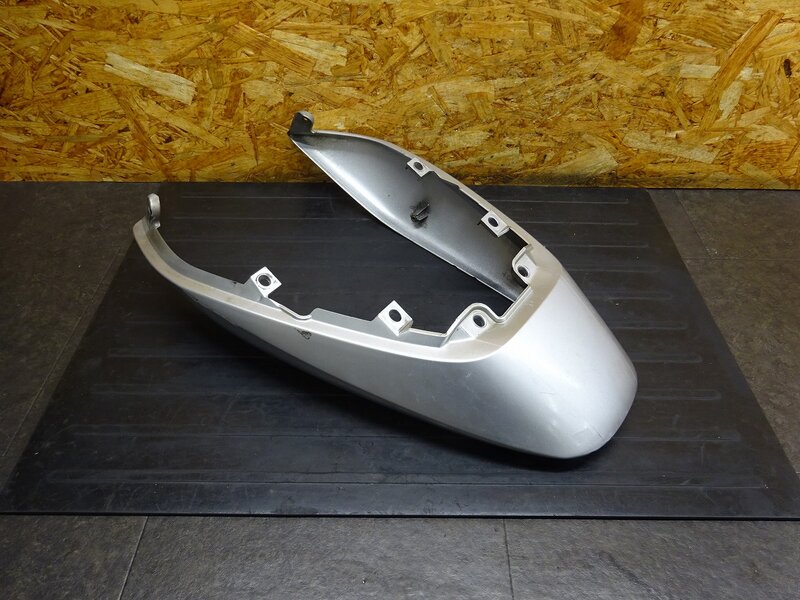 【250808】VTR250(MC33-1020)◆ シートカウル リアカウル テールカウル 削れ/汚れ有 | 中古バイクパーツ通販・買取　ジャンクヤード鳥取　JunkYard
