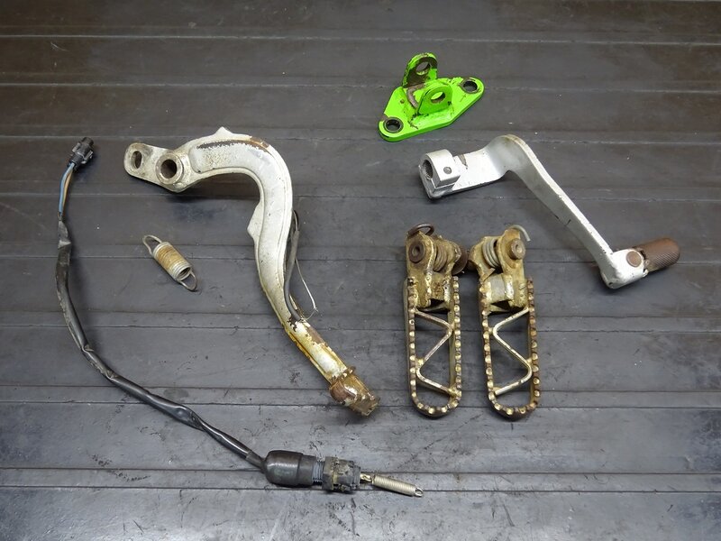 【251118】KDX200SR(DX200G-004)◆ ステップセット メインステップ ブレーキペダル/スイッチ シフトペダル 【検索:125 220 250 | 中古バイクパーツ通販・買取　ジャンクヤード鳥取　JunkYard