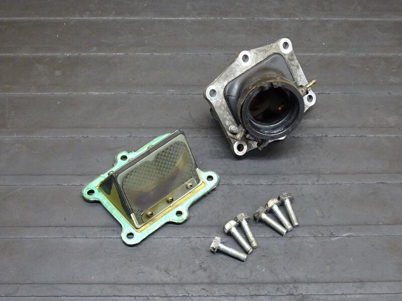 【251202】 CRM250R(MD24-1402)◆ リードバルブ インテークマニホールド インシュレーター ※エンジンパーツ【検索：CRM250AR MD32 | 中古バイクパーツ通販・買取　ジャンクヤード鳥取　JunkYard