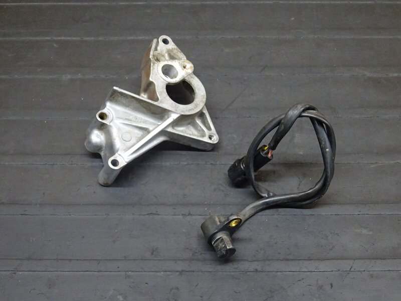 【251227】W650(EJ650A-004)◆ スピードメーターセンサー メーター/スピードセンサー 速度センサー ブラケット 【検索:W400 EJ400A | 中古バイクパーツ通販・買取　ジャンクヤード鳥取　JunkYard