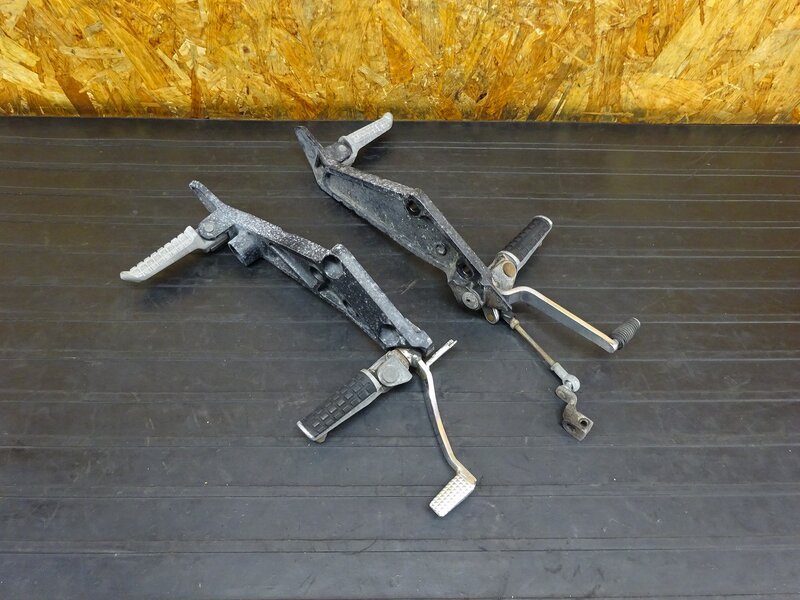 【260210】ZRX-Ⅱ(ZR400E-311)◇ ステップ左右セット メイン/タンデム ブレーキ/シフトペダル プレート 腐食/錆有 【前期 ZRX-2 ZRX400 | 中古バイクパーツ通販・買取　ジャンクヤード鳥取　JunkYard