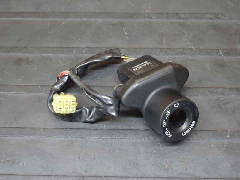 【260215】SR400/SR500◇ イモビライザー受信機 イモビ SR400(RH01J)外し【検索：XJR1300 RP03J RP17J XJR400 RH02J ※検:2H6 1JR RH01J | 中古バイクパーツ通販・買取　ジャンクヤード鳥取　JunkYard