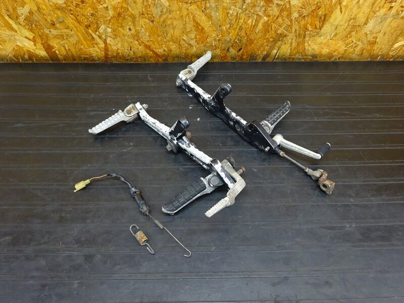 【260312】ゼファー400(ZR400C-094)◇ ステップ左右セット メインステップ ブレーキ/シフトペダル タンデムステップ 腐食有 【C5 | 中古バイクパーツ通販・買取　ジャンクヤード鳥取　JunkYard