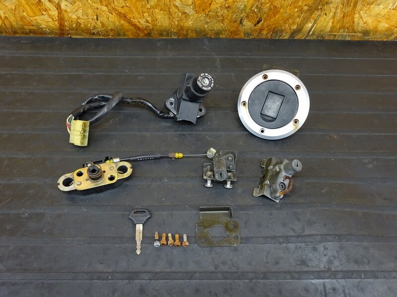 【250510】ZZR1200(ZXT20C-002)◇ キーセット メインキー タンクキャップ シートロック メットホルダー 純正共通キー1本 KM-8 【ZZ-R1200 | 中古バイクパーツ通販・買取　ジャンクヤード鳥取　JunkYard