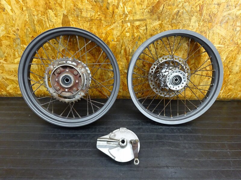 【250608】FTR223(MC34-1002)◇ ホイール前後セット フロントホイール 18×2.50 リアホイール 18×3.00 ドラムブレーキ/パネル | 中古バイクパーツ通販・買取　ジャンクヤード鳥取　JunkYard