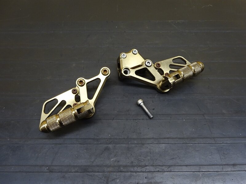 【250616】KSR110(KL110A-000)◆ 社外タンデムステップ左右セット ねじ山潰れ有 | 中古バイクパーツ通販・買取　ジャンクヤード鳥取　JunkYard