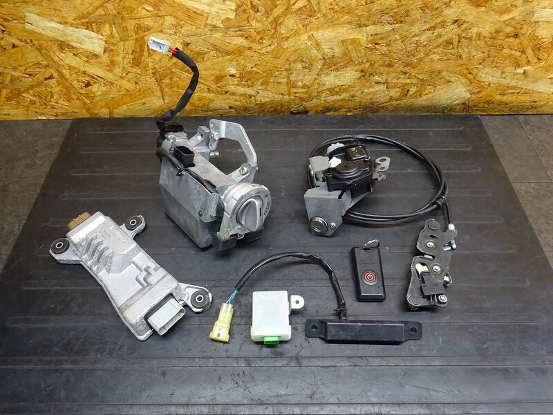 【250806】フォルツァZ(MF08-1317)◆ キーセット スマートキー ECU 受信機 メカニカルキー無し!! | 中古バイクパーツ通販・買取　ジャンクヤード鳥取　JunkYard
