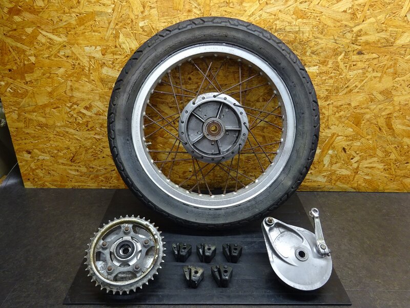 【250807】GB400TT(NC20-1011)◆ リアホイール 18×2.15 ドラムパネル ハブ スプロケット 39T 錆/フレ有 【検索:GB500TT | 中古バイクパーツ通販・買取　ジャンクヤード鳥取　JunkYard