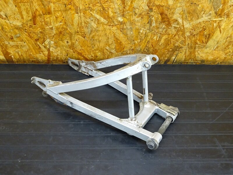 【250927】RZ50(RA02J-001)◇ スイングアーム ピボットシャフト トルクロッド 削れ 錆有 | 中古バイクパーツ通販・買取　ジャンクヤード鳥取　JunkYard