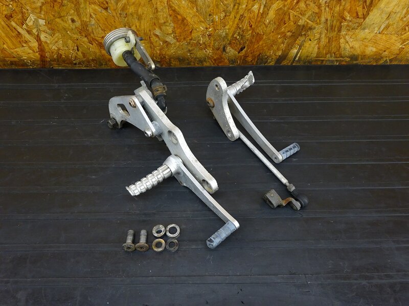 【251103】ZRX400(ZR400E-004)◇ 社外バックステップセット メインステップ ブレーキ/シフトペダル 破損/腐食有 【前期 ZRX-2 ZRX-Ⅱ | 中古バイクパーツ通販・買取　ジャンクヤード鳥取　JunkYard