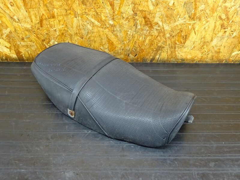 【251103】ZRX400(ZR400E-004)◇ シート タンデムベルト 破れ/汚れ有 【前期 ZRX-2 ZRX-Ⅱ | 中古バイクパーツ通販・買取　ジャンクヤード鳥取　JunkYard