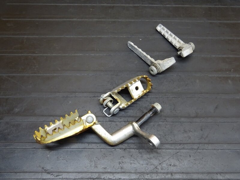 【251107】KLX250(LX250E-A05)◆ ステップセット メインステップ タンデムステップ ペグ 【04’ Dトラッカー | 中古バイクパーツ通販・買取　ジャンクヤード鳥取　JunkYard