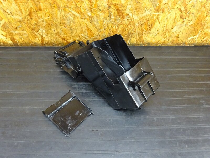 【251120】ZRX400(ZR400E-006)◇ リアインナーフェンダー バッテリーカバー 割れ有 【前期 ZRX-2 ZRX-Ⅱ | 中古バイクパーツ通販・買取　ジャンクヤード鳥取　JunkYard