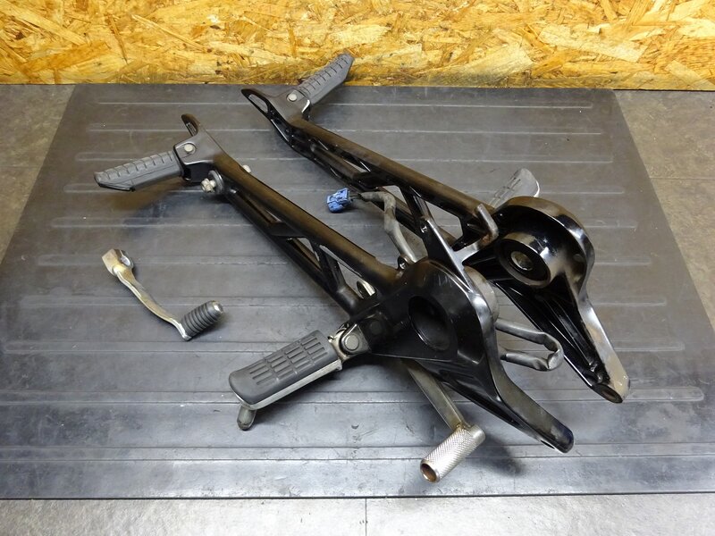 【251206】VTR250(MC33-1602)◆ ステップ左右セット ステッププレート ブレーキ/シフトペダル 削れ/ペダル曲がり有 【Fi | 中古バイクパーツ通販・買取　ジャンクヤード鳥取　JunkYard