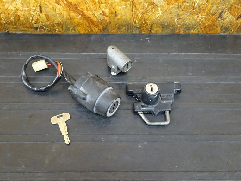 【251229】GT80(3M8-000)◇ キーセット メインキー(割れ有) ハンドルロック ヘルメットホルダー 【検:GT50 374 ミニトレ モノサス | 中古バイクパーツ通販・買取　ジャンクヤード鳥取　JunkYard