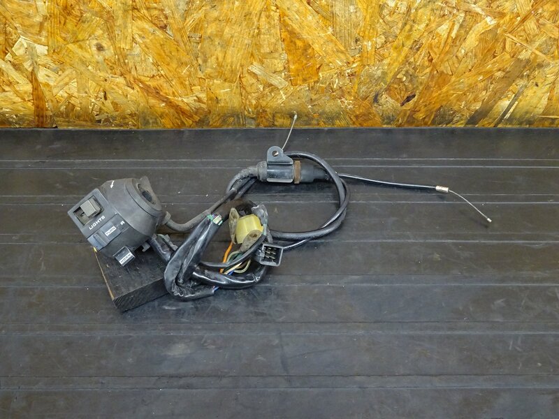 【260316】VT250F(MC08-1018)◇ ハンドルスイッチ左 スイッチボックス チョークレバー 【丸フレーム | 中古バイクパーツ通販・買取　ジャンクヤード鳥取　JunkYard