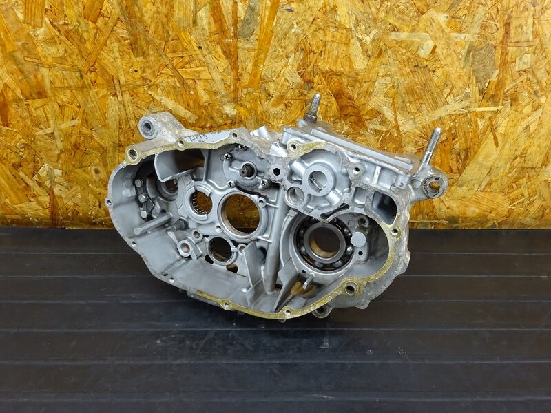【250602】SR500(2J2-184)◇ クランクケース右 エンジン番号2J2 オイルパン 傷、腐食有 【エンジンパーツ ※検索：1JN SR400 1JR 2H6 | 中古バイクパーツ通販・買取　ジャンクヤード鳥取　JunkYard