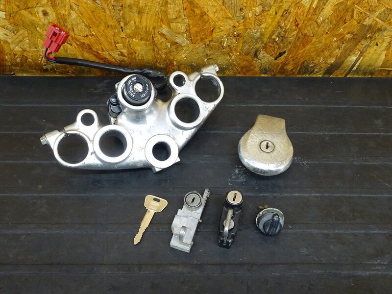 【250702】SR400(1JR-304)◇ メインキーセット タンクキャップ シートロック トップブリッジ 車載工具キー 【検:SR500 1JN 2J2 2H6 | 中古バイクパーツ通販・買取　ジャンクヤード鳥取　JunkYard