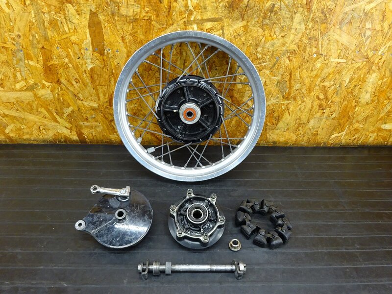 【250811】W650(EJ650A-012)◇ リアホイール 18×2.75 ハブ ドラムブレーキ シャフト フレ/腐食/ブレーキ段付き有 【検索:W400 EJ400A | 中古バイクパーツ通販・買取　ジャンクヤード鳥取　JunkYard