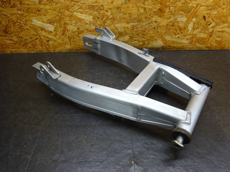 【250824】XJR1300(RP01J-002)◆ スイングアーム ピボットシャフト トルクロッド 削れ有 【RP03J | 中古バイクパーツ通販・買取　ジャンクヤード鳥取　JunkYard