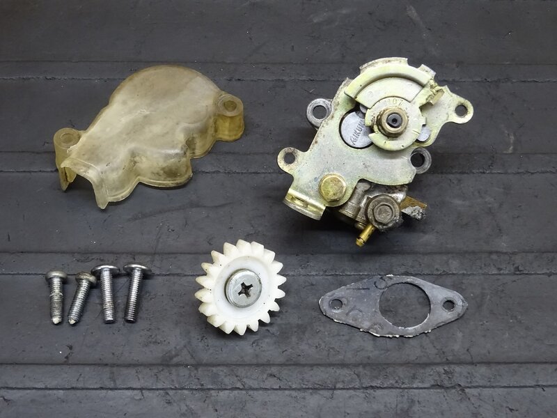 【251114】KDX125SR(DX125A-016)◆ オイルポンプ オイルポンプカバー エンジンカバー ひび割れ有 ※エンジンパーツ【検索：200 220 250 | 中古バイクパーツ通販・買取　ジャンクヤード鳥取　JunkYard