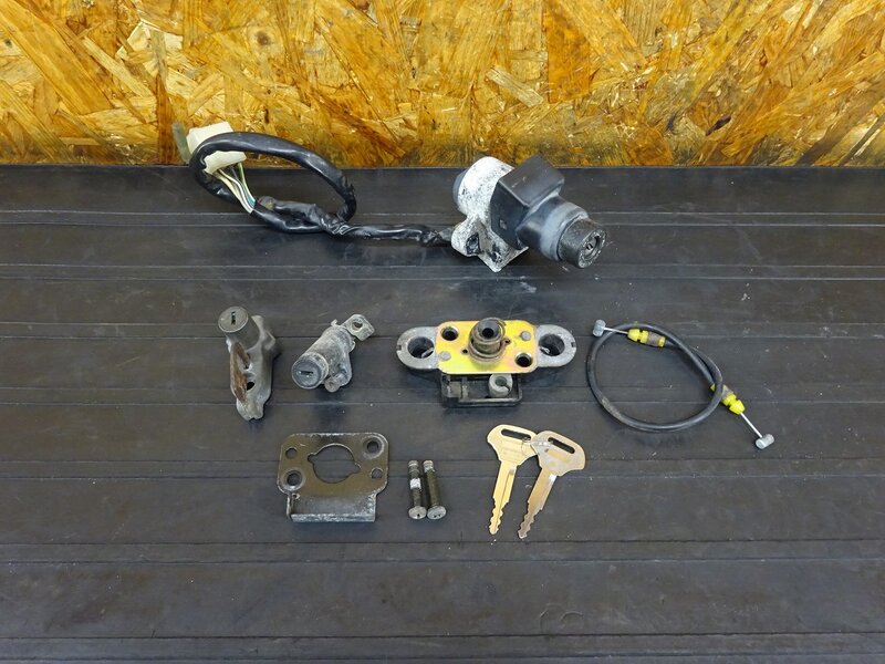 【251120】ZRX400(ZR400E-006)◇ キーセット メインキー シートロック ヘルメットホルダー 複製共通キー2本 【前期 ZRX-2 ZRX-Ⅱ | 中古バイクパーツ通販・買取　ジャンクヤード鳥取　JunkYard
