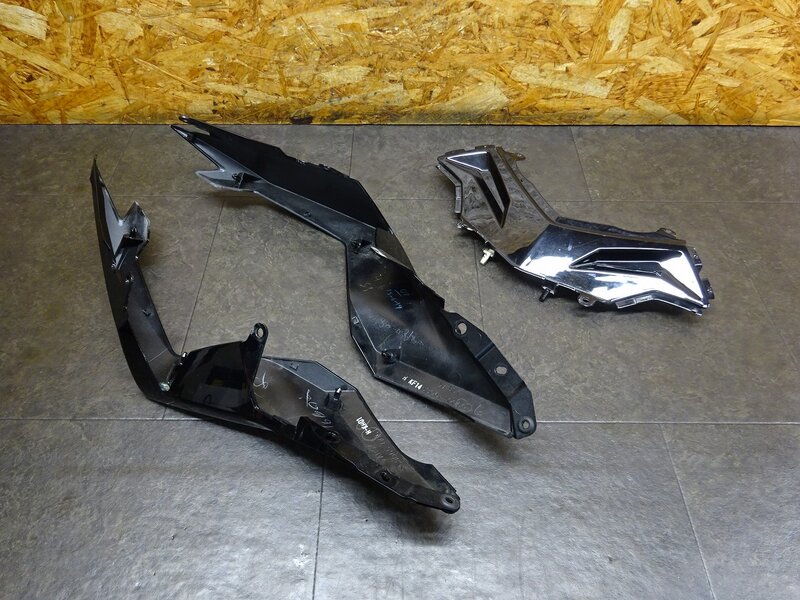 【251220】Ninja250(EX250L-019)◆ シートカウル リアカウル テールカウル センターカウル 割れ有 【ABS付 | 中古バイクパーツ通販・買取　ジャンクヤード鳥取　JunkYard