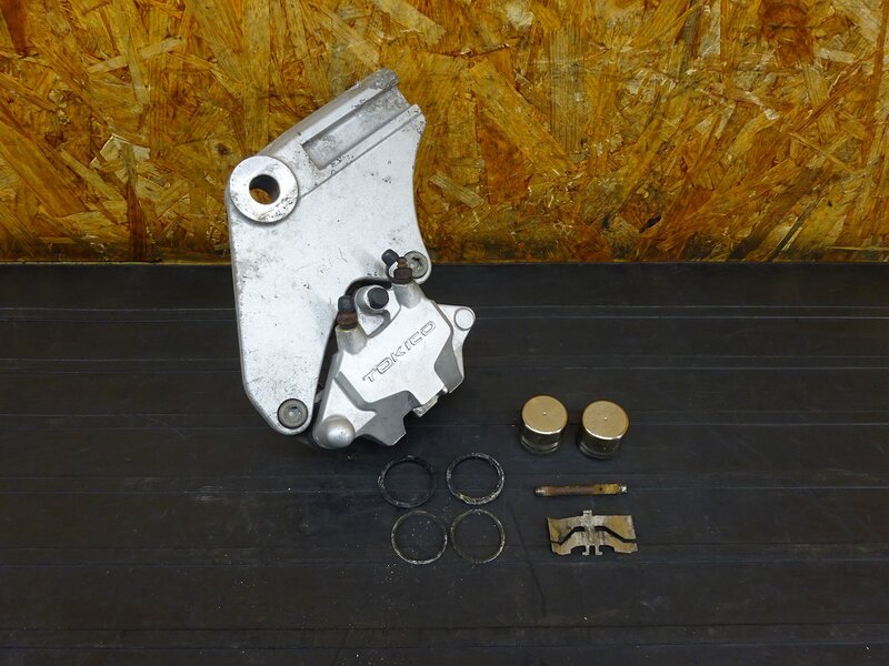 【251231】バルカン400ドリフター(VN400D-000)◇ リアキャリパー ブレーキキャリパー キャリパーサポート TOKICO トキコ | 中古バイクパーツ通販・買取　ジャンクヤード鳥取　JunkYard