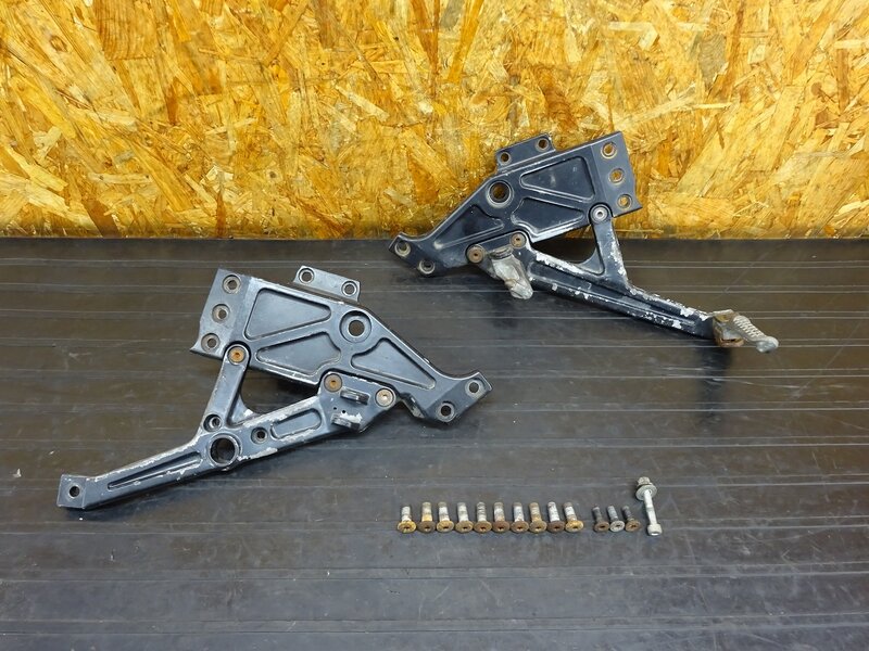 【260115】ゼファー400(ZR400C-054)◇ ステップセット ステッププレート フレームカバー ピボットカバー 塗装ベースに!! 【C4 | 中古バイクパーツ通販・買取　ジャンクヤード鳥取　JunkYard