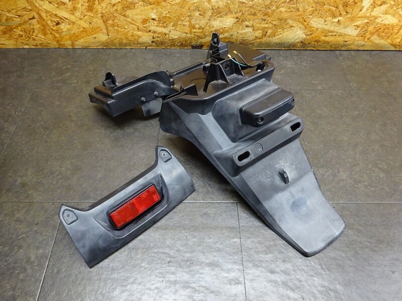 【260309】ダンク(AF74-1006)◆ リアフェンダー リアセンターロワカバー リフレクター 削れ/色褪せ有 | 中古バイクパーツ通販・買取　ジャンクヤード鳥取　JunkYard