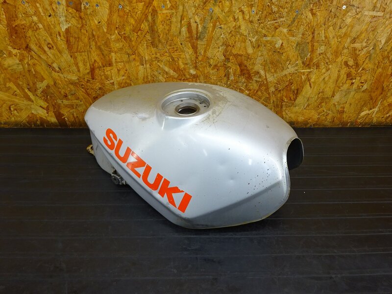 【260313】GSX250S(GJ76A-103)◇ 燃料タンク ガソリンタンク フューエルタンク 凹み/中錆有 【刀 カタナ | 中古バイクパーツ通販・買取　ジャンクヤード鳥取　JunkYard