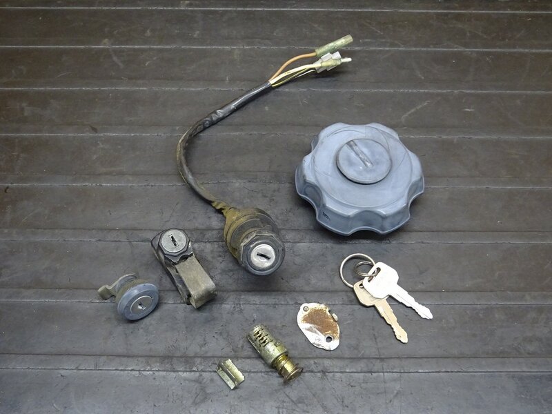 【260322】KDX125SR(DX125A-022)◆ キーセット メイン/イグニッションキー タンクキャップ ヘルメットホルダー 破損有 【検索：200 220 250 | 中古バイクパーツ通販・買取　ジャンクヤード鳥取　JunkYard