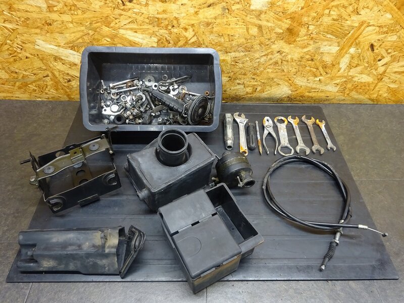 【250511】SR400 (1JR-335)■ エアクリーナーボックス 加工有 バッテリーケース 車載工具入れ ボルトセット ※検索：SR500 1JN 2J2 2H6 | 中古バイクパーツ通販・買取　ジャンクヤード鳥取　JunkYard