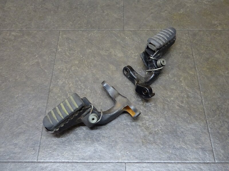 【250603】FTR223(MC34-1005)◆ メインステップ左右セット 削れ有 | 中古バイクパーツ通販・買取　ジャンクヤード鳥取　JunkYard