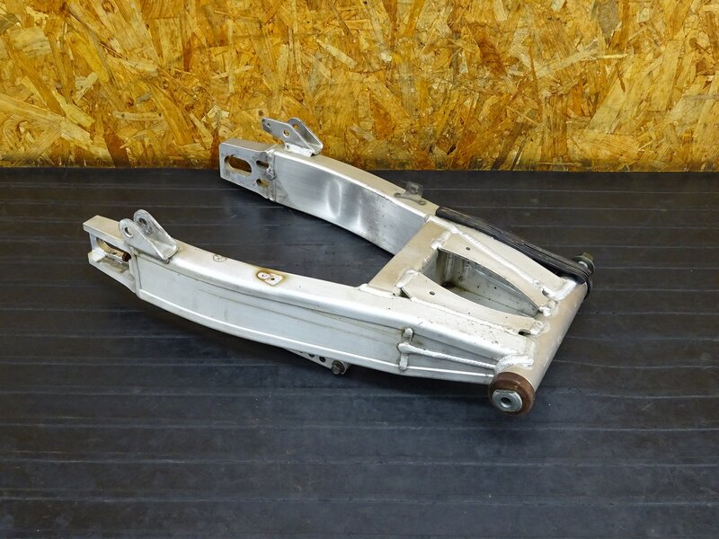 【250626】XJR1300(RP03J-001)◇ スイングアーム ピボットシャフト トルクロッド 傷 汚れ有 | 中古バイクパーツ通販・買取　ジャンクヤード鳥取　JunkYard