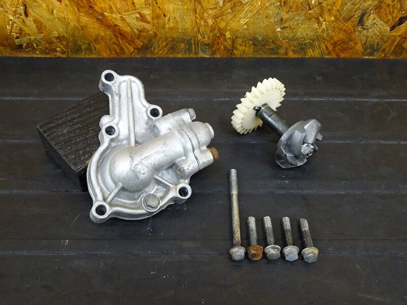 【250734】KDX125SR(DX125A-001)◇ ウォータポンプ ウオーターポンプ ポンプカバー ※エンジンパーツ ※検索:200 220 250 | 中古バイクパーツ通販・買取　ジャンクヤード鳥取　JunkYard