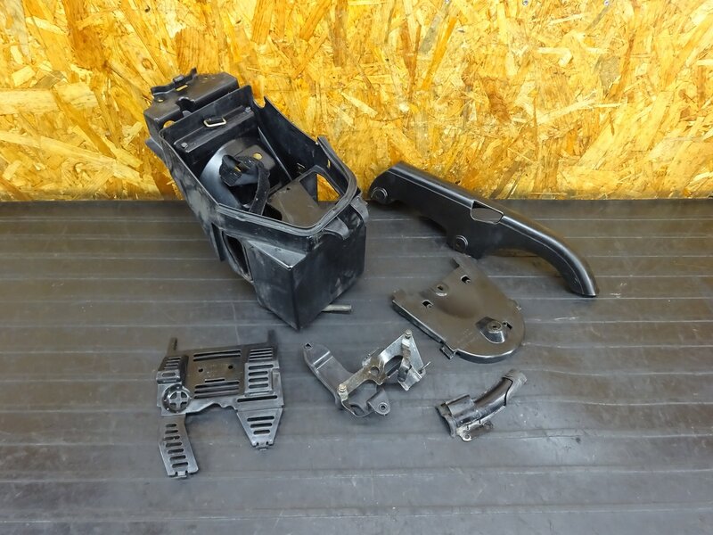【250811】W650(EJ650A-012)◇ インナーカウルセット 小物入れ バッテリーケース チェーンカバー インナーフェンダー 【検索:W400 EJ400A | 中古バイクパーツ通販・買取　ジャンクヤード鳥取　JunkYard