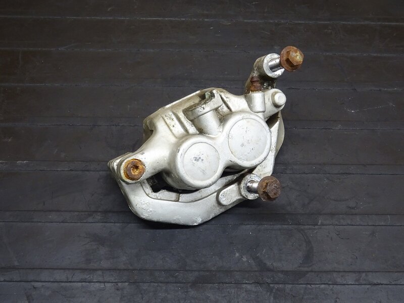 【251027】ドラッグスター400(4TR-087)◆ フロントブレーキキャリパー 固着有 | 中古バイクパーツ通販・買取　ジャンクヤード鳥取　JunkYard