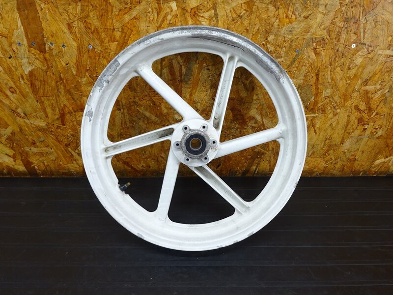 【251038】CBR250RR(MC22)◇ フロントホイール 17×3.00 58P フレ(変形箇所)/塗装剥がれ有 検索:NSR250R | 中古バイクパーツ通販・買取 ジャンクヤード鳥取 JunkYard
