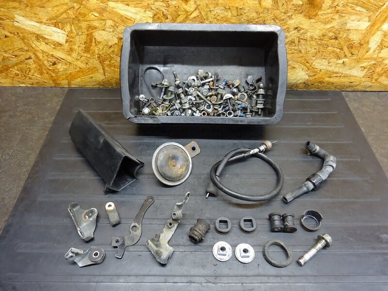 【251102】SR400(RH01J-020)◆ ボルトセット ツールボックス 小物入れ タコメーターケーブル ジャンク 【イモビ付 | 中古バイクパーツ通販・買取　ジャンクヤード鳥取　JunkYard