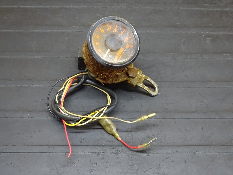 【251115】SDR200(2TV-007)◆ 社外タコメーター 電気式 18000rpm デイトナ DAYTONA 錆大!! | 中古バイクパーツ通販・買取　ジャンクヤード鳥取　JunkYard