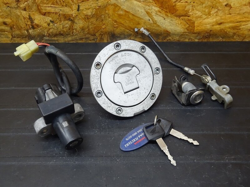 【251121】VTR1000F(SC36-1100)■ キーセット メインキー イグニッションキー タンクキャップ シートロック 【ファイアーストーム | 中古バイクパーツ通販・買取　ジャンクヤード鳥取　JunkYard