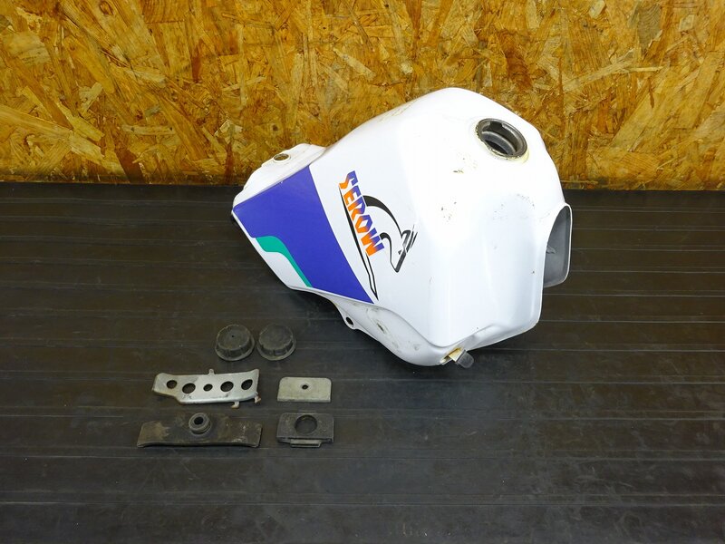 【251219】セロー225W(4JG-116)◇ 燃料タンク ガソリンタンク フューエルタンク タンクブッシュ 凹み/傷/中錆有 【検:SEROW 1KH DG08J | 中古バイクパーツ通販・買取　ジャンクヤード鳥取　JunkYard