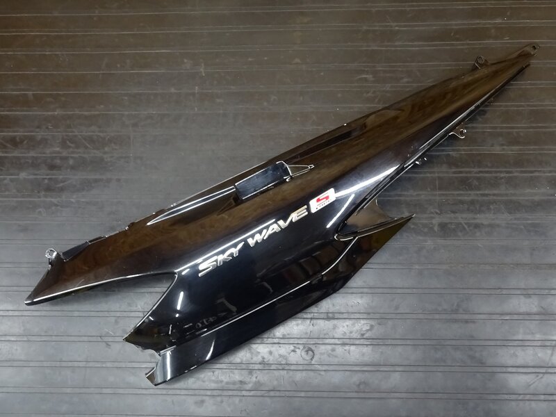 【251217】スカイウェイブ250(CJ46A-114)■ サイドカウル右 シートカウル テールカウル 破損/傷/色塗り有 | 中古バイクパーツ通販・買取　ジャンクヤード鳥取　JunkYard