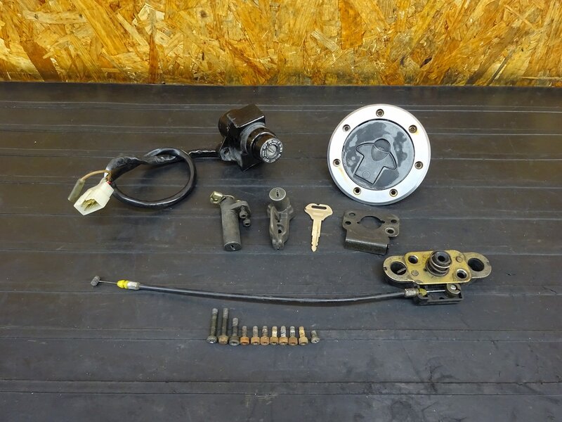 【260209】ZRX-Ⅱ(ZR400E-302)◇ キーセット メインキー タンクキャップ シートロック ヘルメットホルダー 【ZRX-2 ZRX400 | 中古バイクパーツ通販・買取　ジャンクヤード鳥取　JunkYard